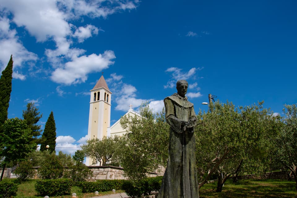 Župna crkva sv. Jurja i spomenik fra Anti Pavlovu