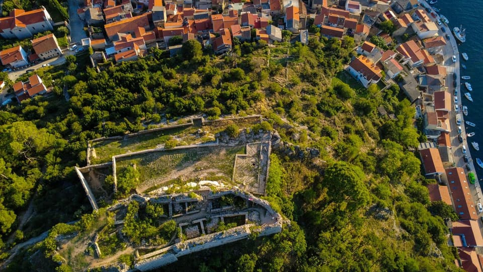 Zidine novigradske tvrđave s pogledom na grad i more