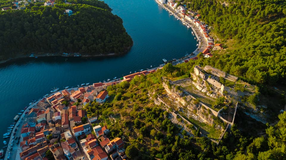 Novigradska tvrđava iznad krovova starog grada