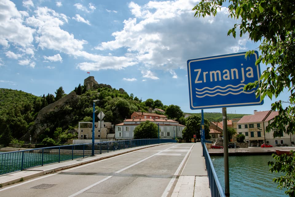 Most preko Zrmanje s pogledom na tvrđavu